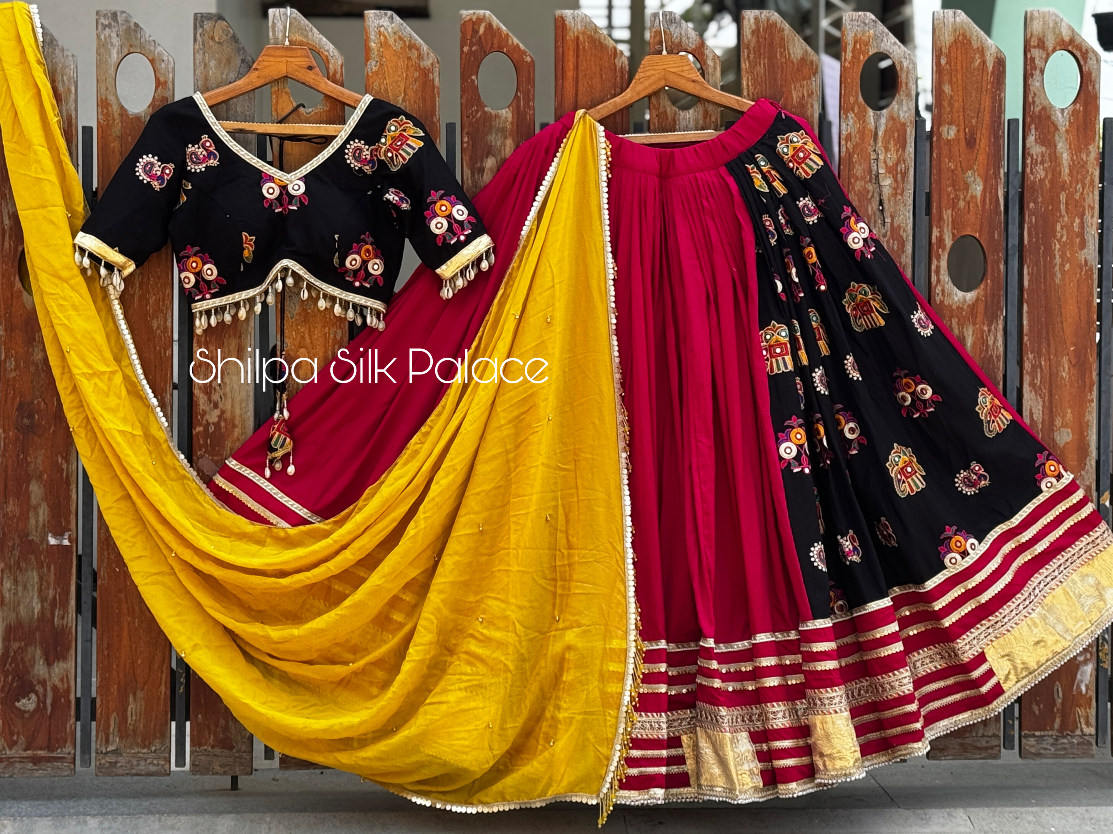 Pranali | Black